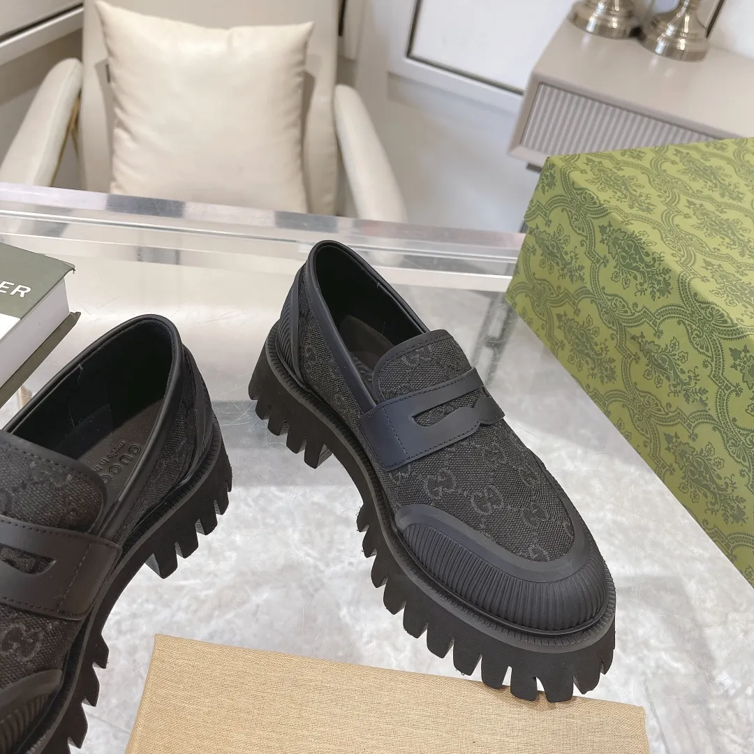 👟👟Ex-factory price 480👟👟 Men's size +10 Gucci's new spring and autumn loafers cleverly use unique design elements to inject fresh vitality into the collection design. Crafted from camel and ebony GG canvas, these stylish unisex loafers feature a new interpretation of the brand's classic monogram pattern for the new season. Camel and ebony GG canvas/imported silk cowhide surface, imported silk cowhide lining Size: Female: 35-42# Male: 39-46#